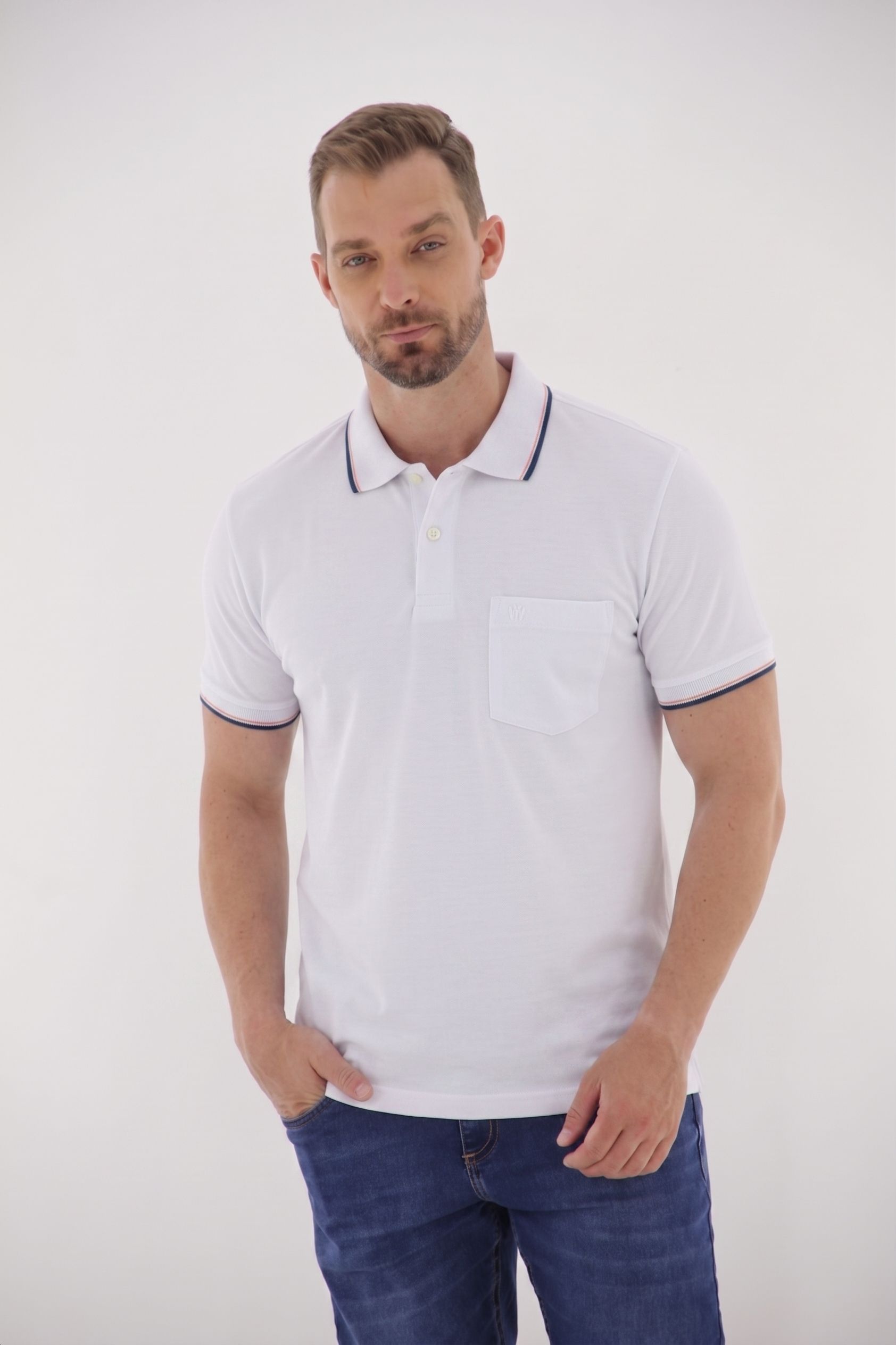 Vista alternativa de Polo Masculina em Piquet com Elastano e Bolso Masculina