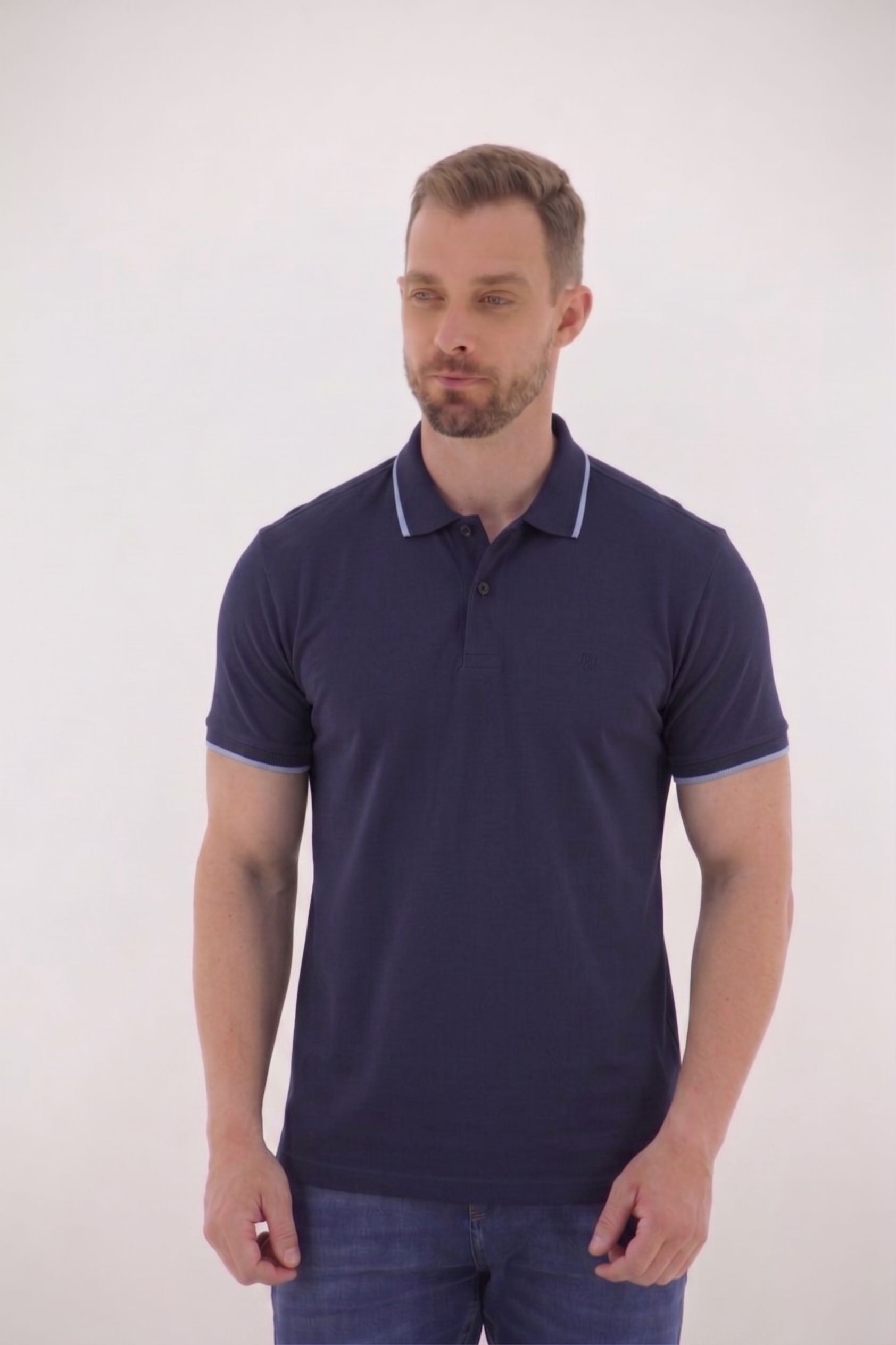 Vista lateral 1 do produto Polo Masculina Meia Malha com Elastano e Filete no Peitilho